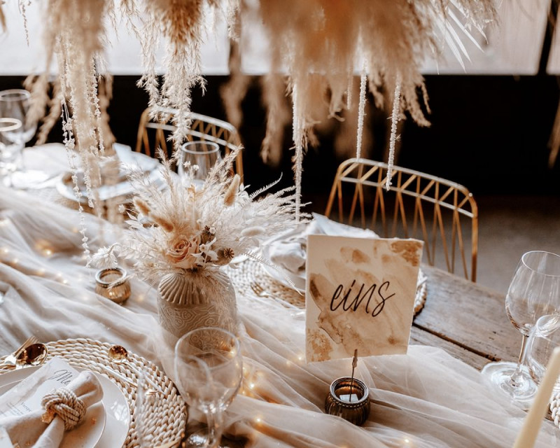 Eine atemberaubende Bohohochzeit im Boho Glam Stil in feinen Nudetönen, strahlendem Weiß und zartem Blush