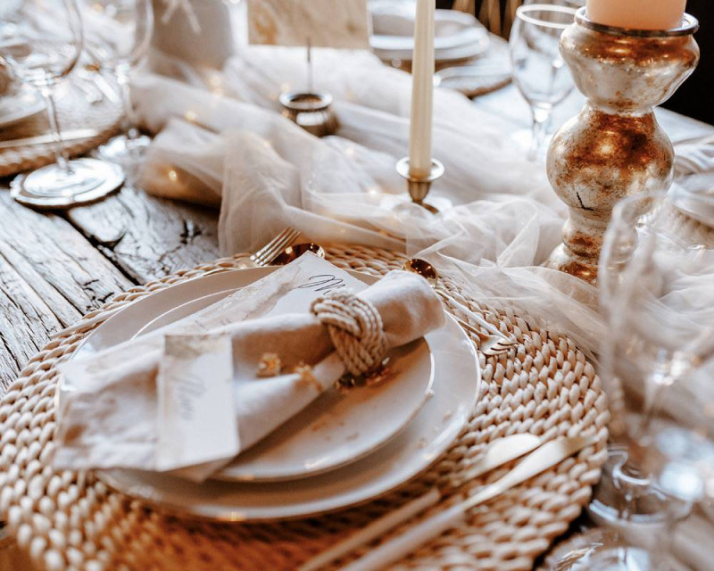 Eine atemberaubende Bohohochzeit im Boho Glam Stil in feinen Nudetönen, strahlendem Weiß und zartem Blush