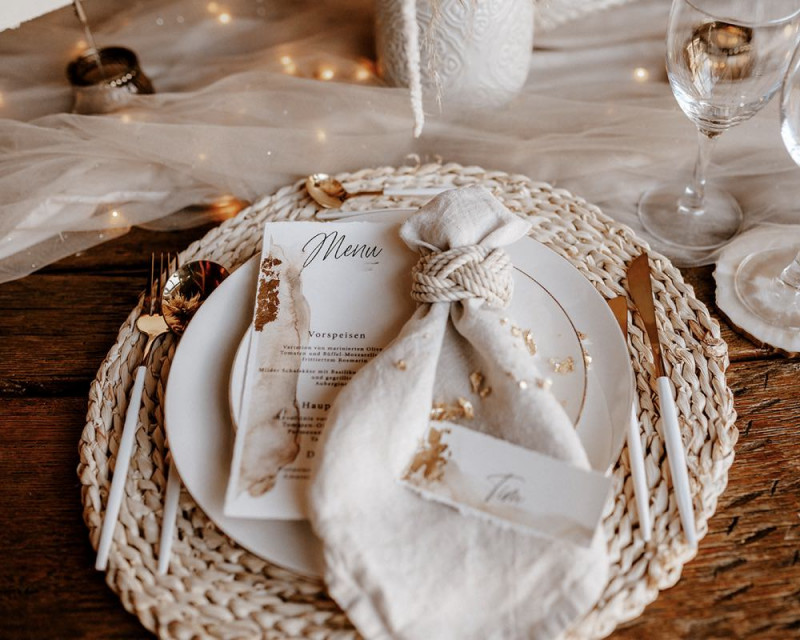 Eine atemberaubende Bohohochzeit im Boho Glam Stil in feinen Nudetönen, strahlendem Weiß und zartem Blush