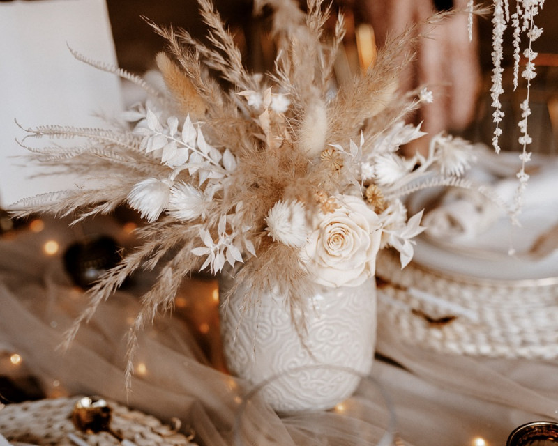 Eine atemberaubende Bohohochzeit im Boho Glam Stil in feinen Nudetönen, strahlendem Weiß und zartem Blush