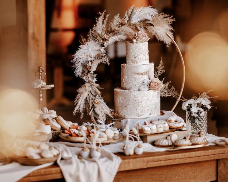 Eine atemberaubende Bohohochzeit im Boho Glam Stil in feinen Nudetönen, strahlendem Weiß und zartem Blush