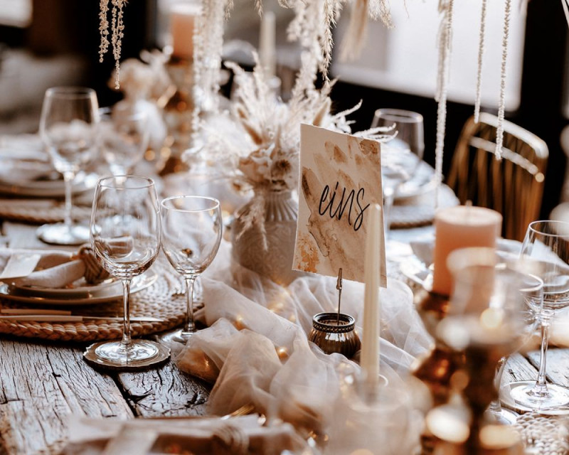 Eine atemberaubende Bohohochzeit im Boho Glam Stil in feinen Nudetönen, strahlendem Weiß und zartem Blush