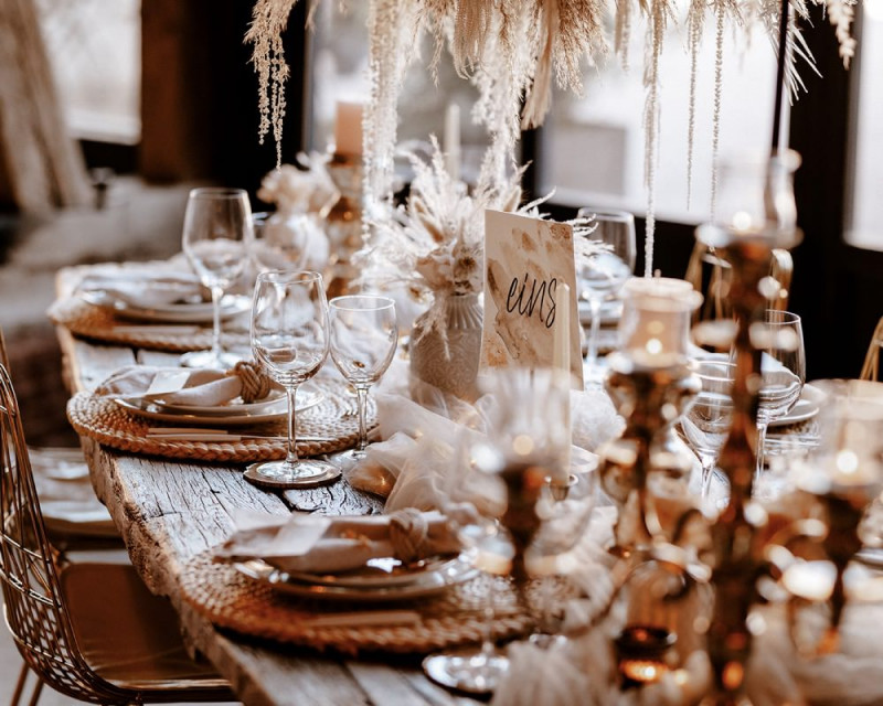 Eine atemberaubende Bohohochzeit im Boho Glam Stil in feinen Nudetönen, strahlendem Weiß und zartem Blush