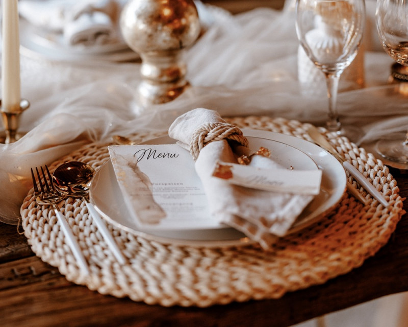 Eine atemberaubende Bohohochzeit im Boho Glam Stil in feinen Nudetönen, strahlendem Weiß und zartem Blush