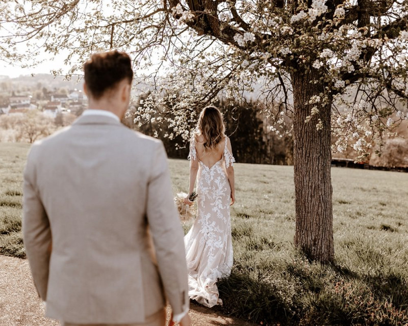 Eine atemberaubende Bohohochzeit im Boho Glam Stil in feinen Nudetönen, strahlendem Weiß und zartem Blush