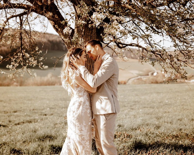 Eine atemberaubende Bohohochzeit im Boho Glam Stil in feinen Nudetönen, strahlendem Weiß und zartem Blush