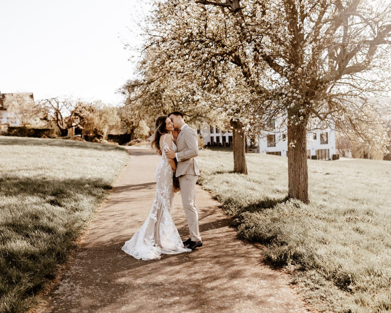 Eine atemberaubende Bohohochzeit im Boho Glam Stil in feinen Nudetönen, strahlendem Weiß und zartem Blush