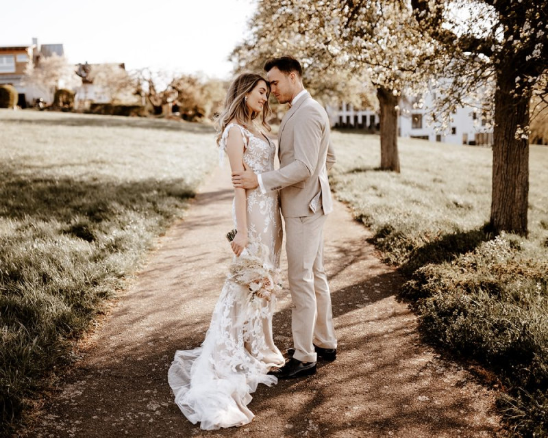 Eine atemberaubende Bohohochzeit im Boho Glam Stil in feinen Nudetönen, strahlendem Weiß und zartem Blush