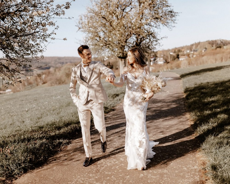 Eine atemberaubende Bohohochzeit im Boho Glam Stil in feinen Nudetönen, strahlendem Weiß und zartem Blush