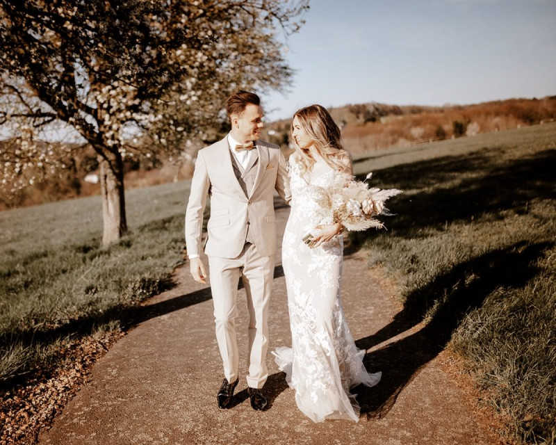 Eine atemberaubende Bohohochzeit im Boho Glam Stil in feinen Nudetönen, strahlendem Weiß und zartem Blush