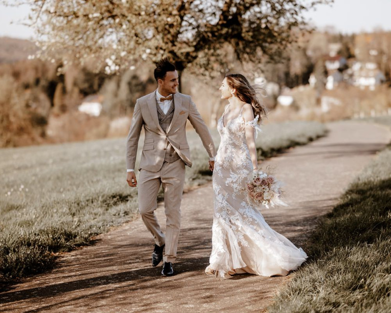 Eine atemberaubende Bohohochzeit im Boho Glam Stil in feinen Nudetönen, strahlendem Weiß und zartem Blush