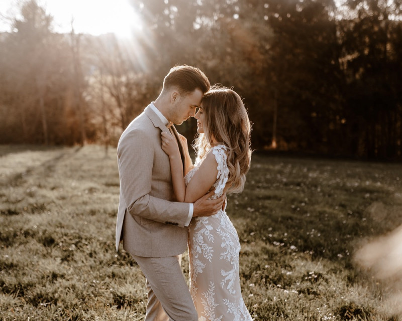 Eine atemberaubende Bohohochzeit im Boho Glam Stil in feinen Nudetönen, strahlendem Weiß und zartem Blush