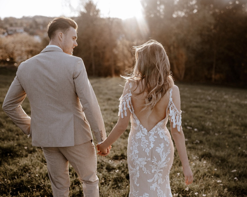 Eine atemberaubende Bohohochzeit im Boho Glam Stil in feinen Nudetönen, strahlendem Weiß und zartem Blush