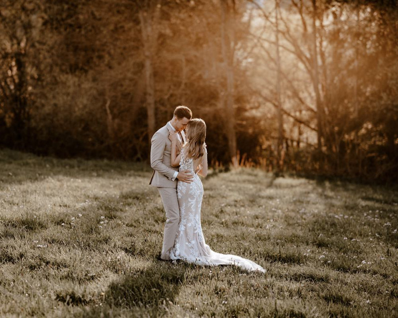 Eine atemberaubende Bohohochzeit im Boho Glam Stil in feinen Nudetönen, strahlendem Weiß und zartem Blush