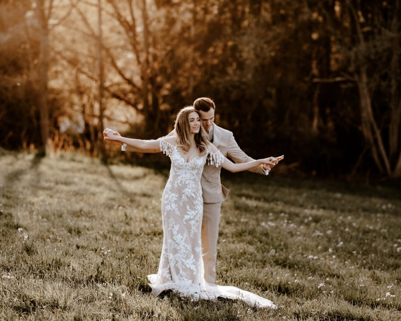Eine atemberaubende Bohohochzeit im Boho Glam Stil in feinen Nudetönen, strahlendem Weiß und zartem Blush