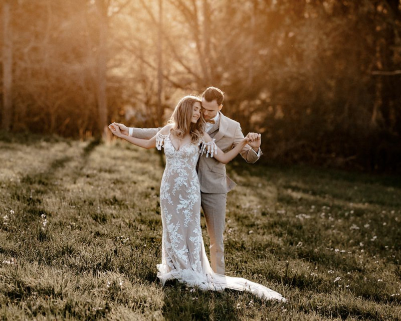 Eine atemberaubende Bohohochzeit im Boho Glam Stil in feinen Nudetönen, strahlendem Weiß und zartem Blush