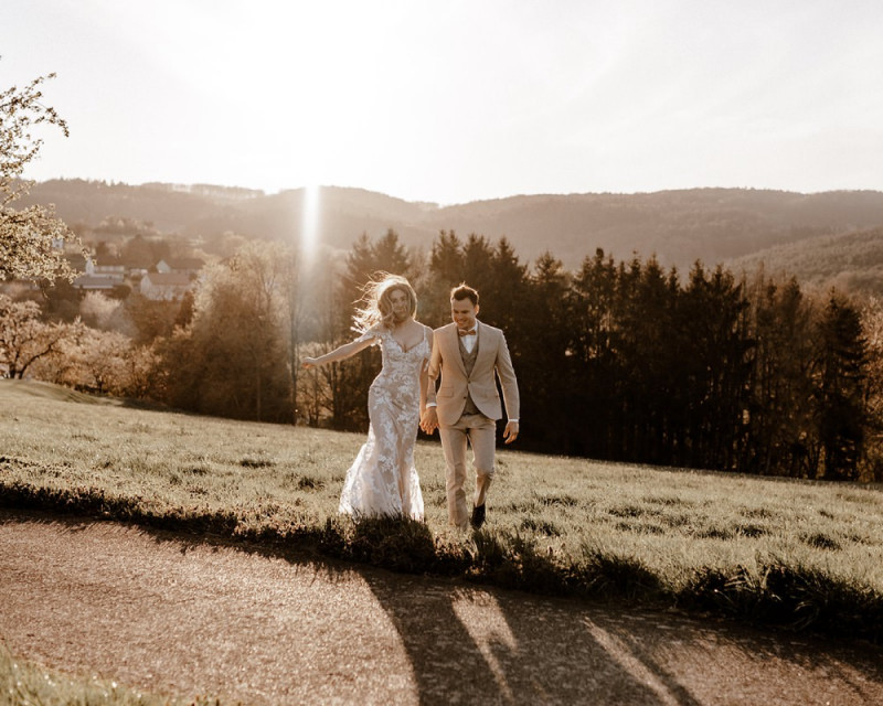 Eine atemberaubende Bohohochzeit im Boho Glam Stil in feinen Nudetönen, strahlendem Weiß und zartem Blush