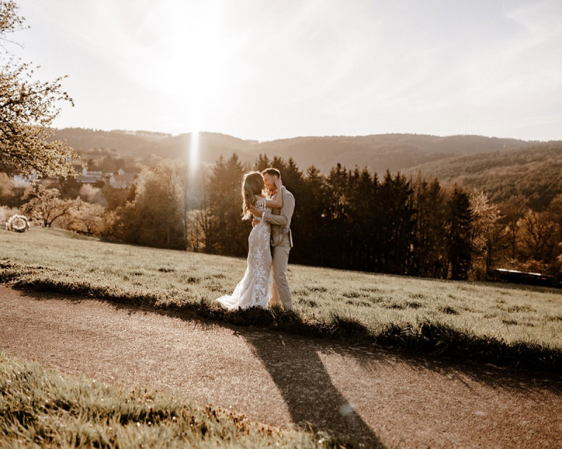 Eine atemberaubende Bohohochzeit im Boho Glam Stil in feinen Nudetönen, strahlendem Weiß und zartem Blush