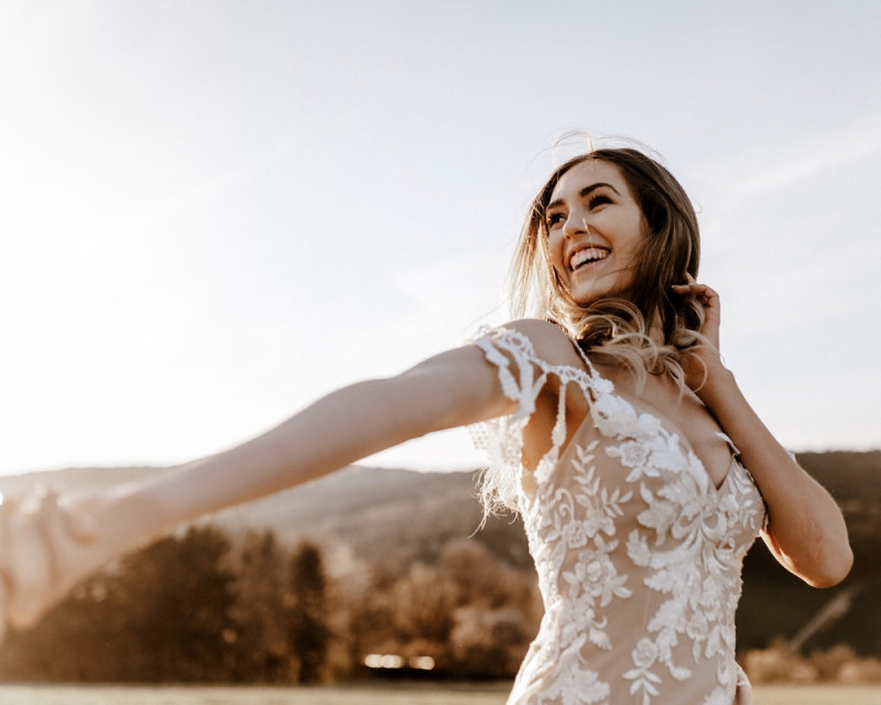Eine atemberaubende Bohohochzeit im Boho Glam Stil in feinen Nudetönen, strahlendem Weiß und zartem Blush