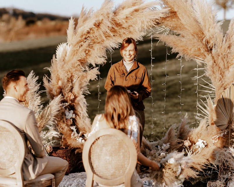 Eine atemberaubende Bohohochzeit im Boho Glam Stil in feinen Nudetönen, strahlendem Weiß und zartem Blush