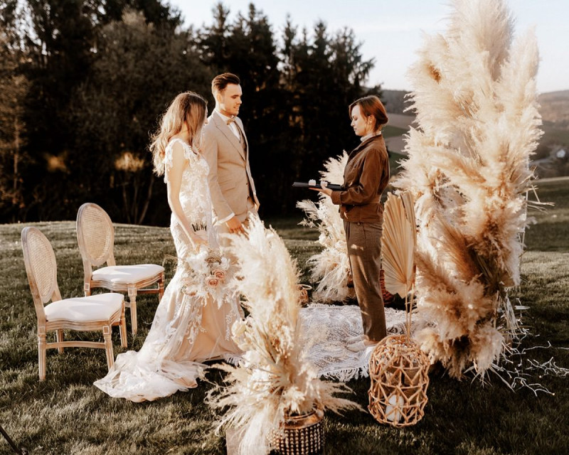 Eine atemberaubende Bohohochzeit im Boho Glam Stil in feinen Nudetönen, strahlendem Weiß und zartem Blush