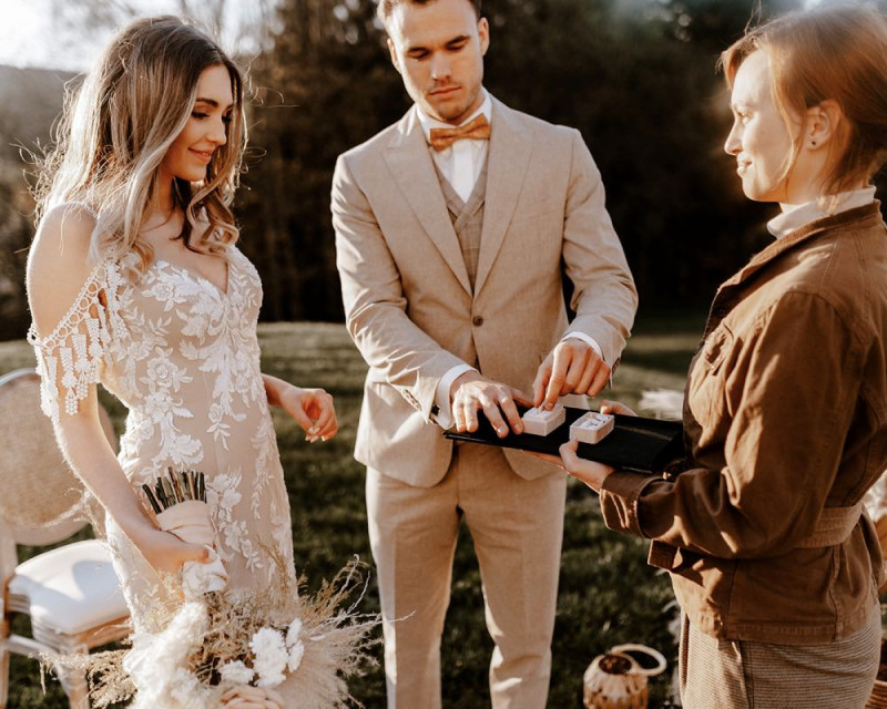Eine atemberaubende Bohohochzeit im Boho Glam Stil in feinen Nudetönen, strahlendem Weiß und zartem Blush