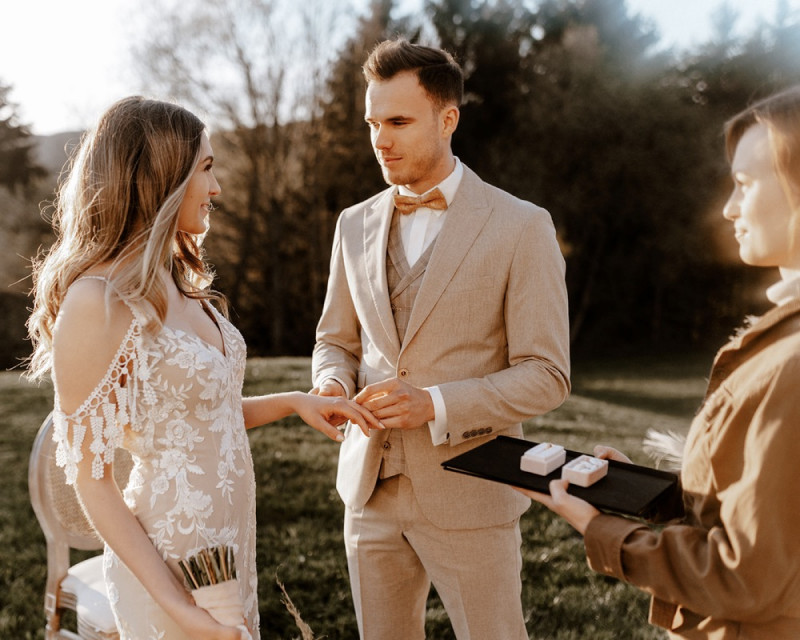 Eine atemberaubende Bohohochzeit im Boho Glam Stil in feinen Nudetönen, strahlendem Weiß und zartem Blush