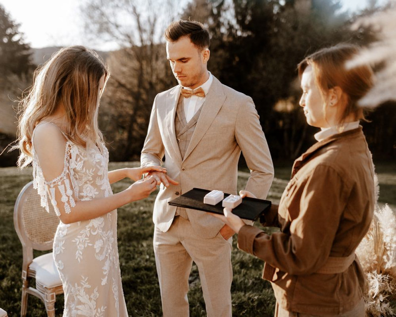 Eine atemberaubende Bohohochzeit im Boho Glam Stil in feinen Nudetönen, strahlendem Weiß und zartem Blush