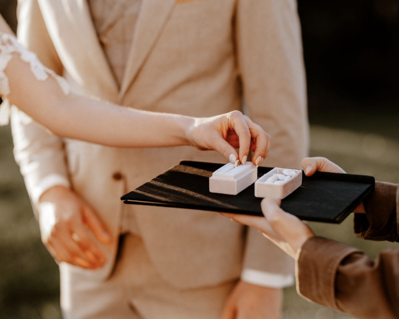 Eine atemberaubende Bohohochzeit im Boho Glam Stil in feinen Nudetönen, strahlendem Weiß und zartem Blush