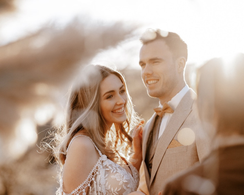 Eine atemberaubende Bohohochzeit im Boho Glam Stil in feinen Nudetönen, strahlendem Weiß und zartem Blush