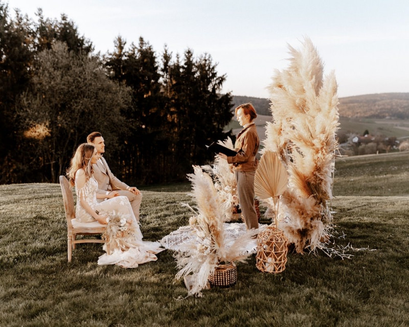 Eine atemberaubende Bohohochzeit im Boho Glam Stil in feinen Nudetönen, strahlendem Weiß und zartem Blush