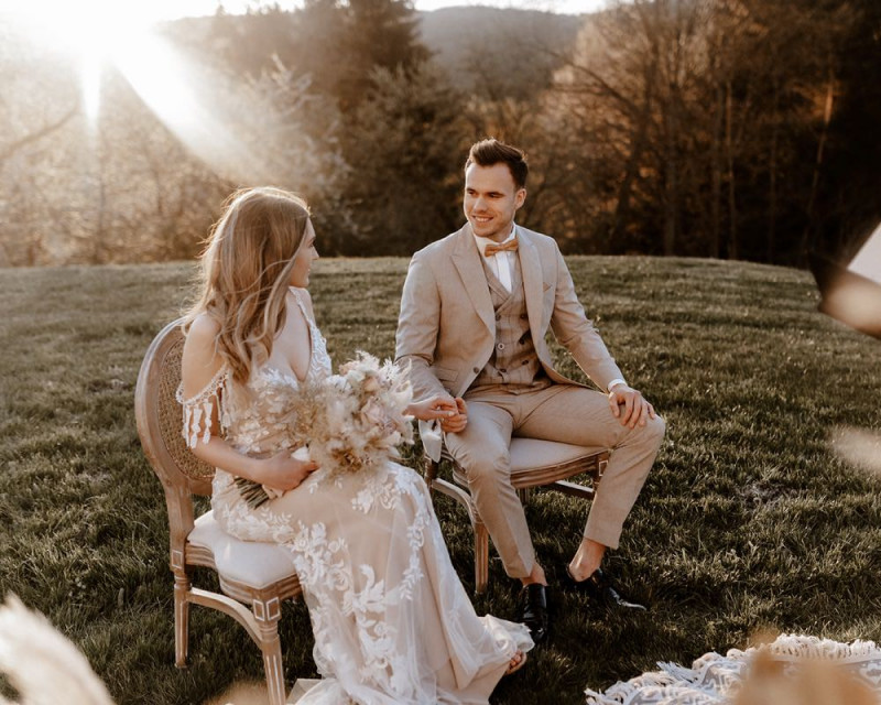 Eine atemberaubende Bohohochzeit im Boho Glam Stil in feinen Nudetönen, strahlendem Weiß und zartem Blush