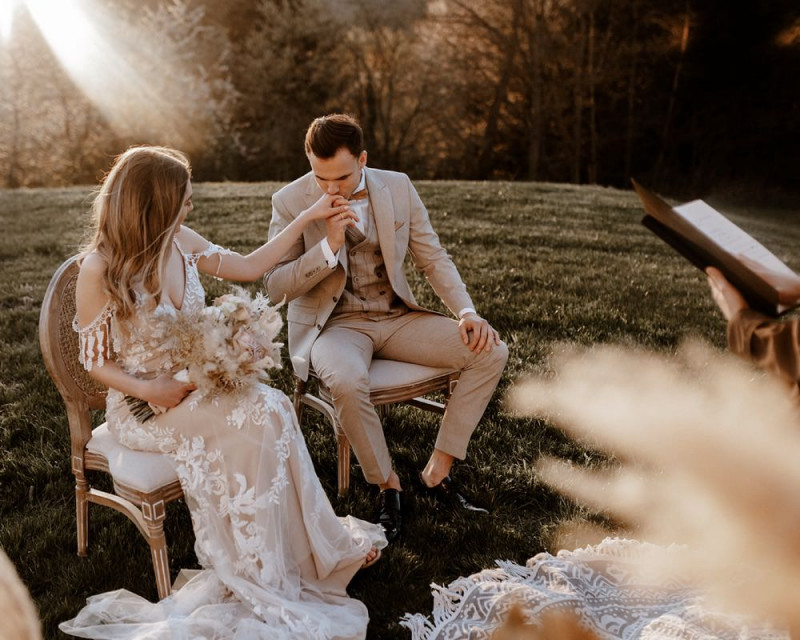 Eine atemberaubende Bohohochzeit im Boho Glam Stil in feinen Nudetönen, strahlendem Weiß und zartem Blush