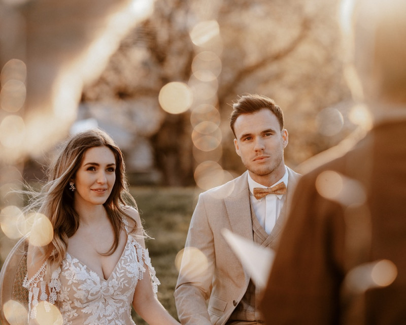 Eine atemberaubende Bohohochzeit im Boho Glam Stil in feinen Nudetönen, strahlendem Weiß und zartem Blush