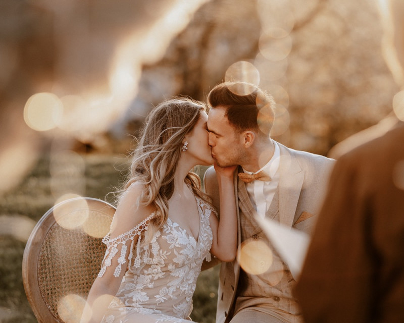 Eine atemberaubende Bohohochzeit im Boho Glam Stil in feinen Nudetönen, strahlendem Weiß und zartem Blush