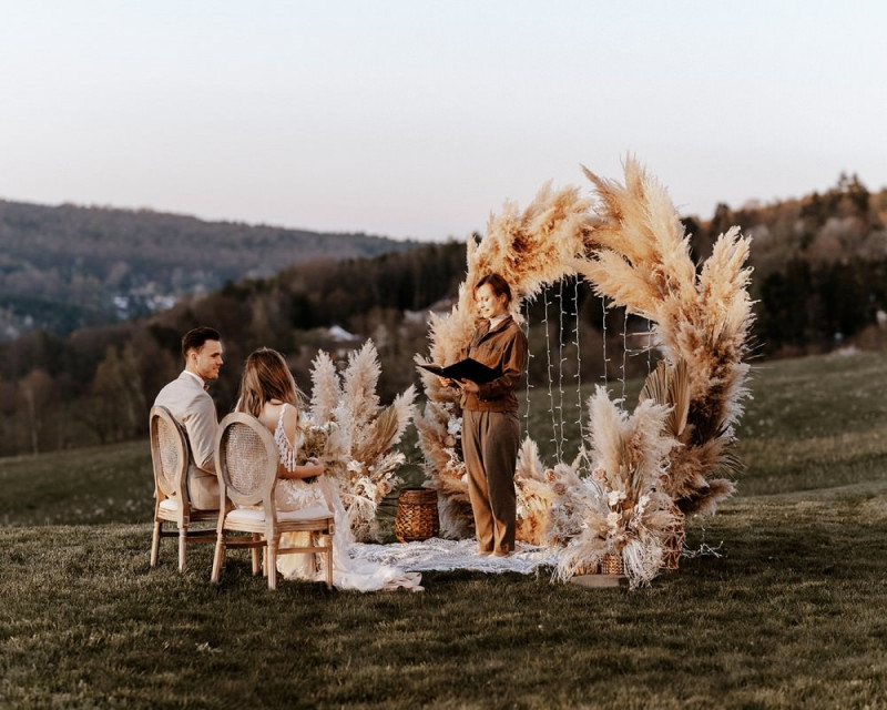 Eine atemberaubende Bohohochzeit im Boho Glam Stil in feinen Nudetönen, strahlendem Weiß und zartem Blush
