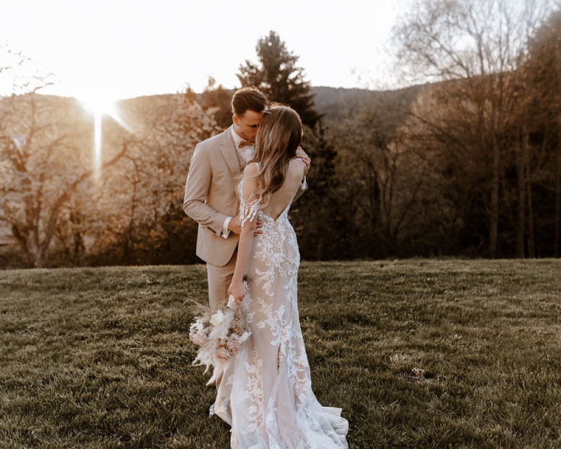 Eine atemberaubende Bohohochzeit im Boho Glam Stil in feinen Nudetönen, strahlendem Weiß und zartem Blush