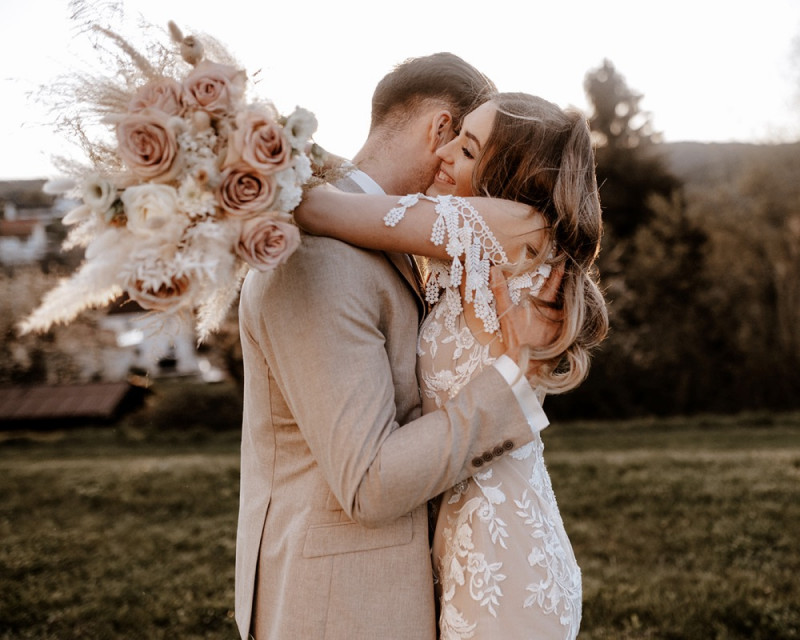 Eine atemberaubende Bohohochzeit im Boho Glam Stil in feinen Nudetönen, strahlendem Weiß und zartem Blush