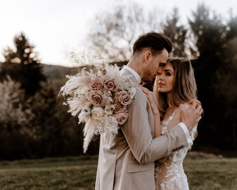 Eine atemberaubende Bohohochzeit im Boho Glam Stil in feinen Nudetönen, strahlendem Weiß und zartem Blush