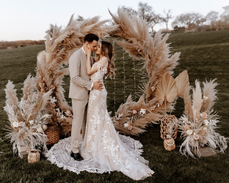 Eine atemberaubende Bohohochzeit im Boho Glam Stil in feinen Nudetönen, strahlendem Weiß und zartem Blush