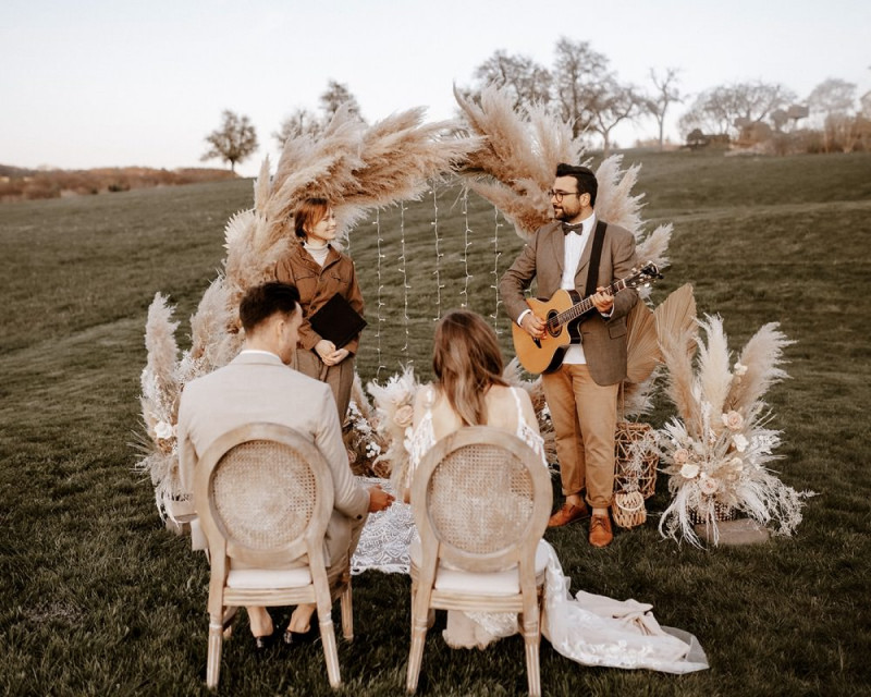 Eine atemberaubende Bohohochzeit im Boho Glam Stil in feinen Nudetönen, strahlendem Weiß und zartem Blush
