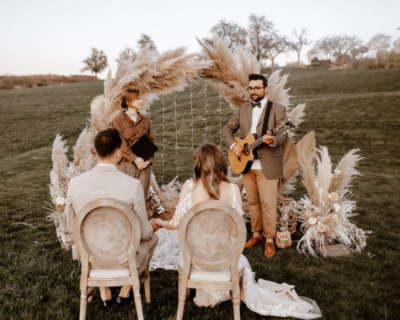 Eine atemberaubende Bohohochzeit im Boho Glam Stil in feinen Nudetönen, strahlendem Weiß und zartem Blush