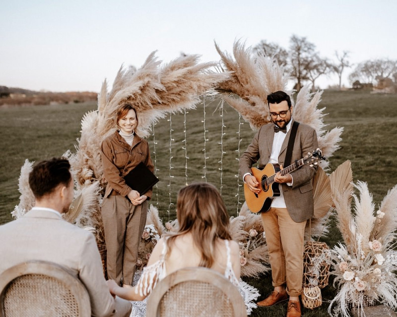 Eine atemberaubende Bohohochzeit im Boho Glam Stil in feinen Nudetönen, strahlendem Weiß und zartem Blush