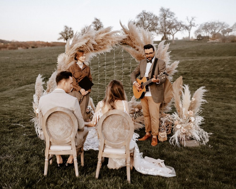 Eine atemberaubende Bohohochzeit im Boho Glam Stil in feinen Nudetönen, strahlendem Weiß und zartem Blush