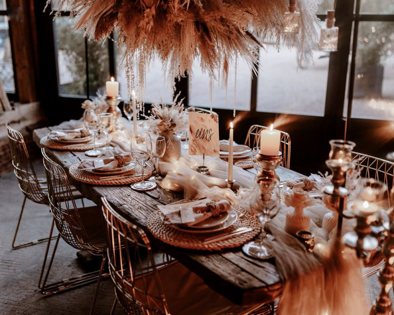 Eine atemberaubende Bohohochzeit im Boho Glam Stil in feinen Nudetönen, strahlendem Weiß und zartem Blush