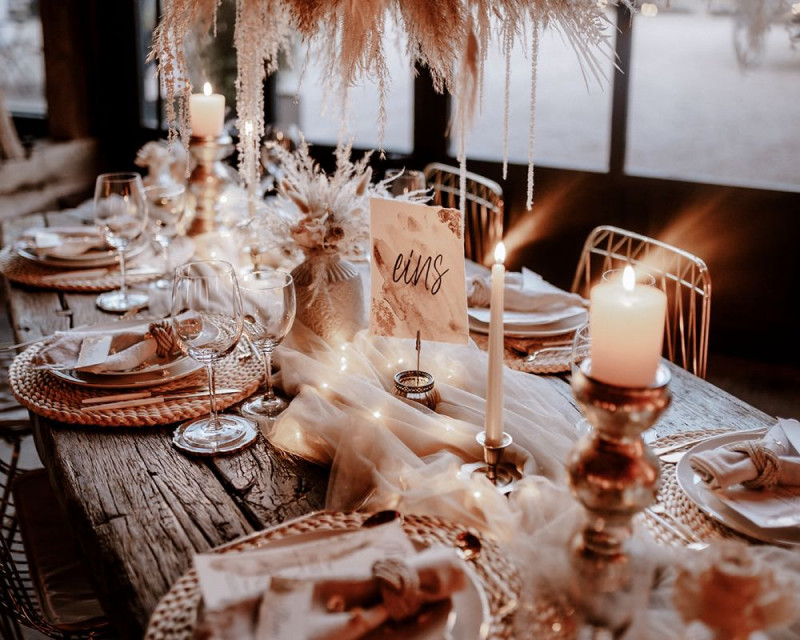 Eine atemberaubende Bohohochzeit im Boho Glam Stil in feinen Nudetönen, strahlendem Weiß und zartem Blush