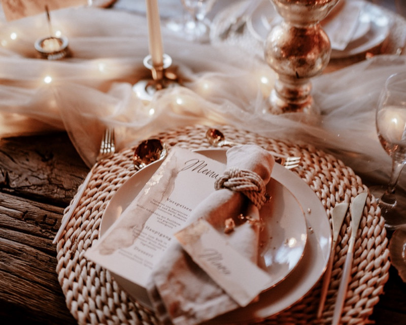 Eine atemberaubende Bohohochzeit im Boho Glam Stil in feinen Nudetönen, strahlendem Weiß und zartem Blush