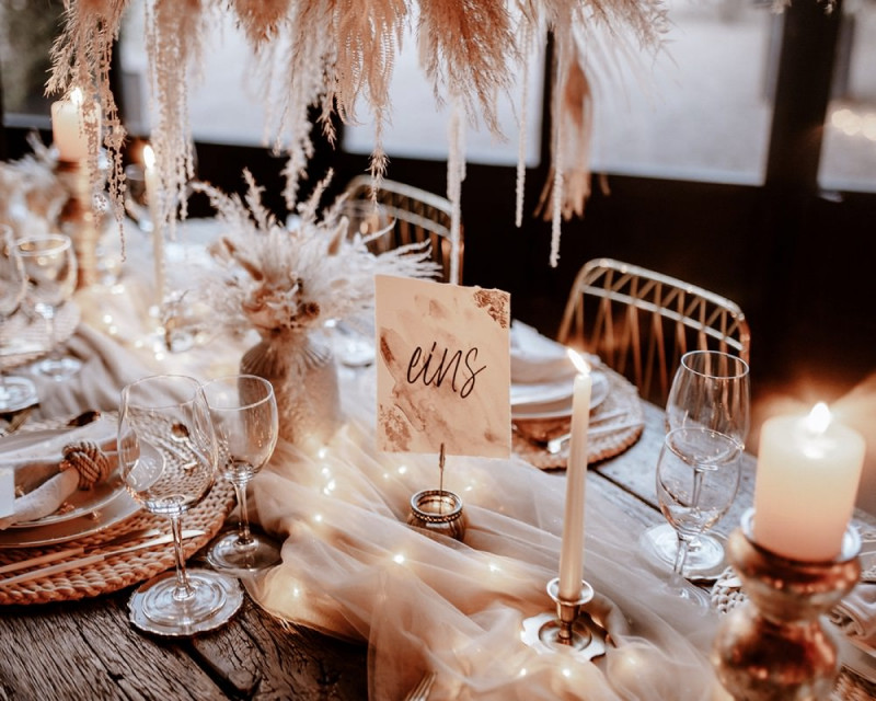 Eine atemberaubende Bohohochzeit im Boho Glam Stil in feinen Nudetönen, strahlendem Weiß und zartem Blush