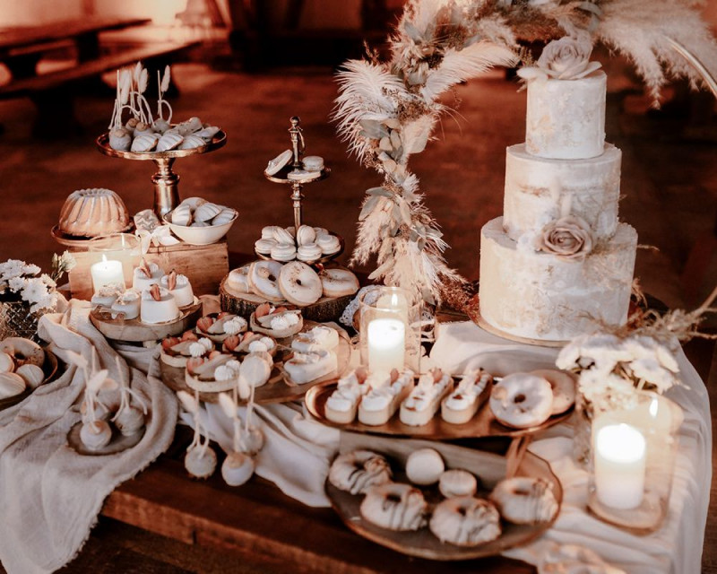 Eine atemberaubende Bohohochzeit im Boho Glam Stil in feinen Nudetönen, strahlendem Weiß und zartem Blush