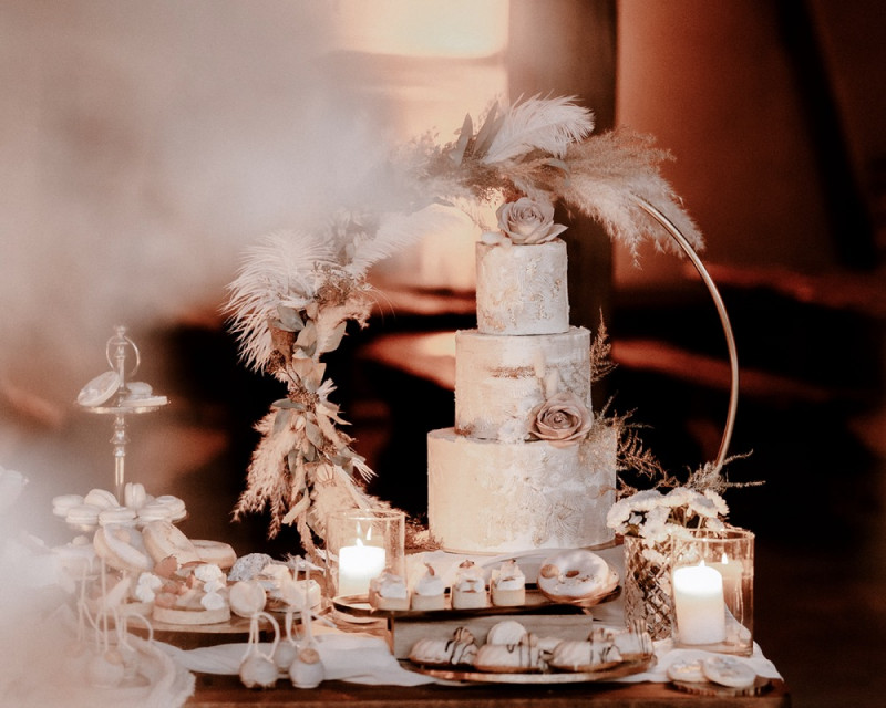 Eine atemberaubende Bohohochzeit im Boho Glam Stil in feinen Nudetönen, strahlendem Weiß und zartem Blush